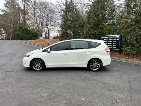 Used 2016 Toyota Prius V Five image 4