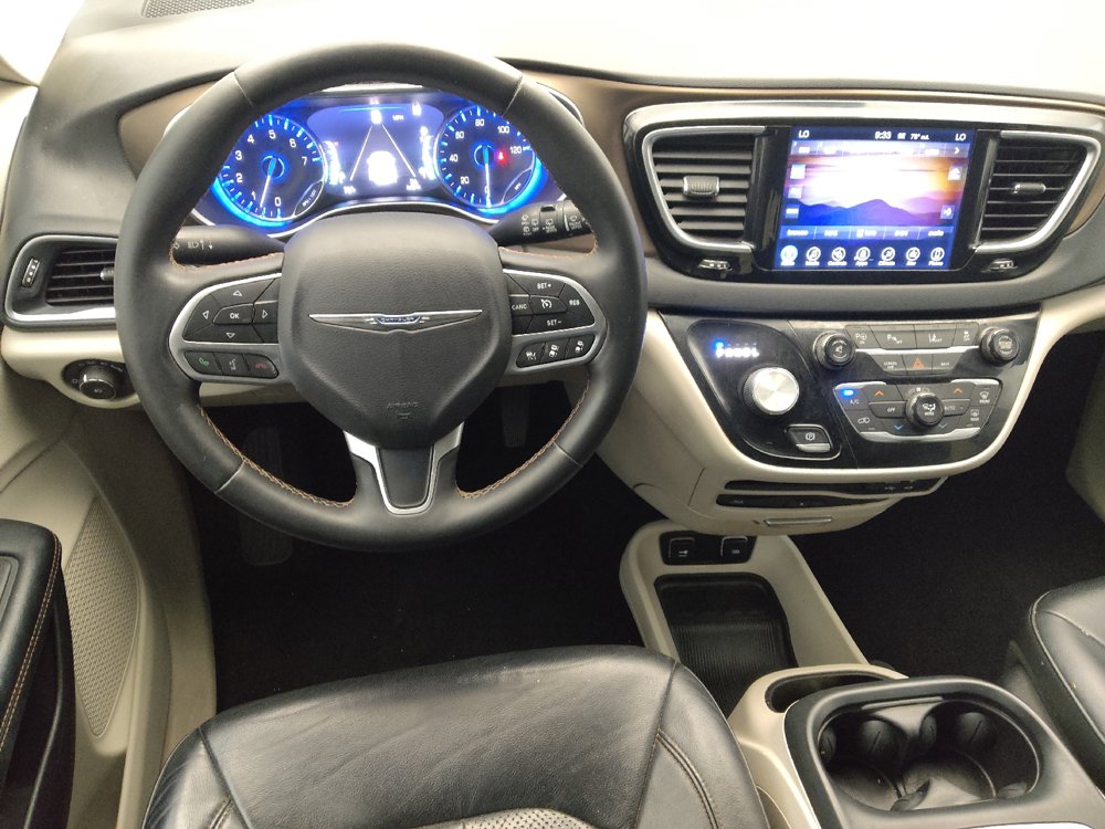 Used 2017 Chrysler Pacifica Touring-L Plus w/ Advanced Safetytec Group FWD image 22