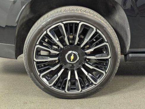 Used 2025 Chevrolet Suburban High Country AWD/4WD image 12