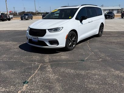 Used 2025 Chrysler Pacifica Limited