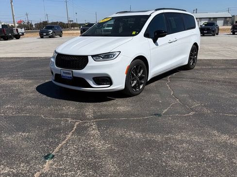 Used 2025 Chrysler Pacifica Limited FWD image 1