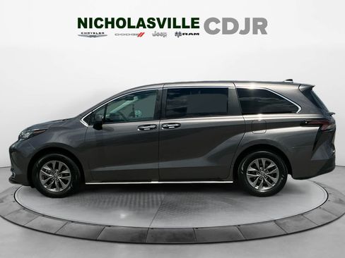 Used 2023 Toyota Sienna XLE AWD/4WD image 2