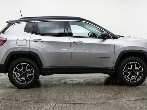 Used 2025 Jeep Compass Trailhawk image 11