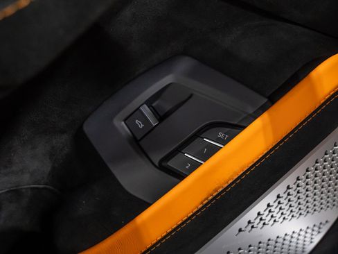 Used 2024 Lamborghini Urus Performante AWD/4WD image 40