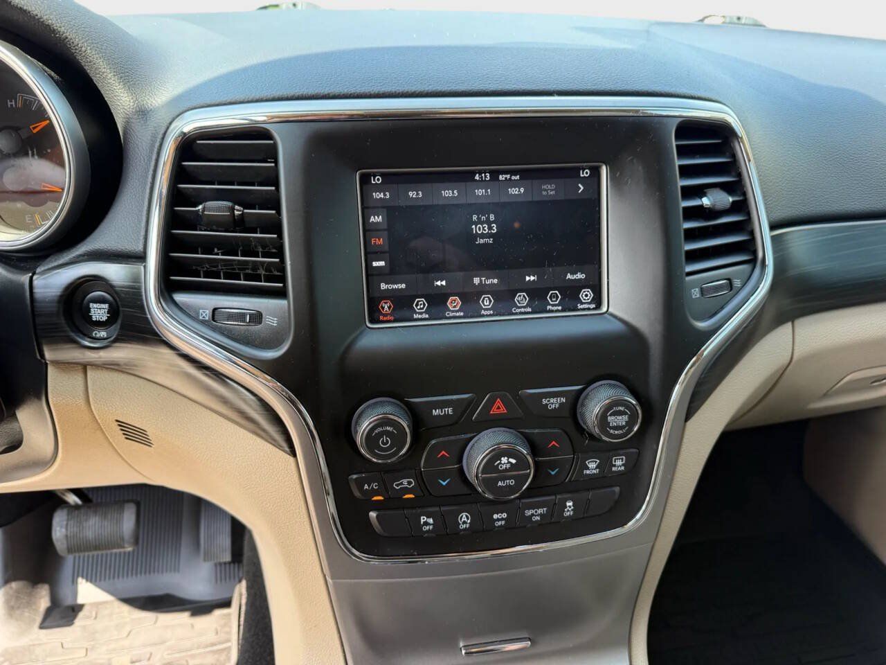 Used 2021 Jeep Grand Cherokee Laredo AWD/4WD image 16