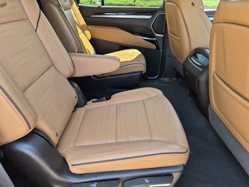 Used 2025 Cadillac Escalade Premium Luxury AWD/4WD image 22