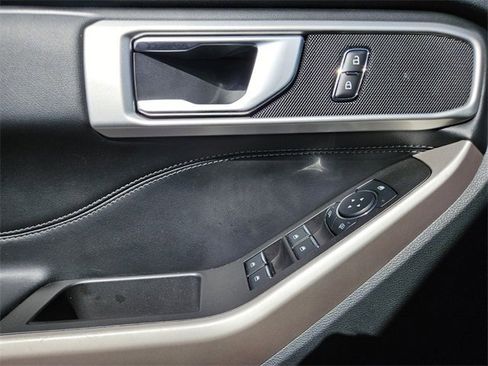 Used 2023 Ford Explorer XLT image 29