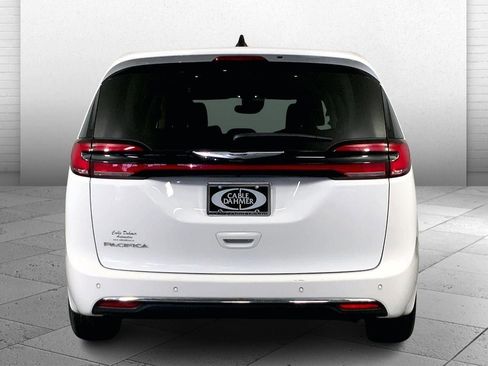 Used 2024 Chrysler Pacifica Touring-L FWD image 3