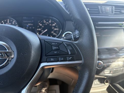Used 2020 Nissan Rogue SV FWD image 21