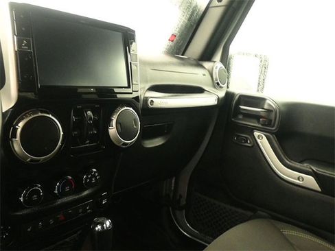 Used 2017 Jeep Wrangler Unlimited Rubicon w/ Connectivity Group image 13