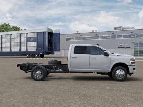 New 2026 RAM 4500 4x4 Crew Cab DRW w/ Laramie Trim Package image 12