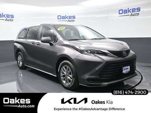 Used 2024 Toyota Sienna LE image 1