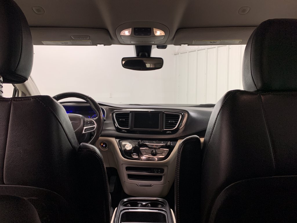 Used 2020 Chrysler Pacifica Touring-L FWD image 24