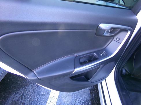 Used 2018 Volvo V60 T5 Cross Country w/ Convenience Package image 32