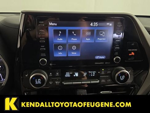 Used 2022 Toyota Highlander XLE AWD/4WD image 14