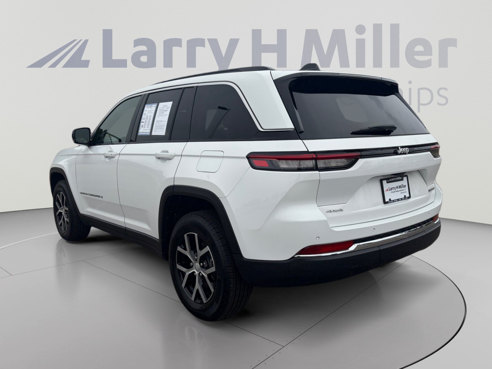 Used 2025 Jeep Grand Cherokee Limited w/ Trailer Tow Package AWD/4WD image 4