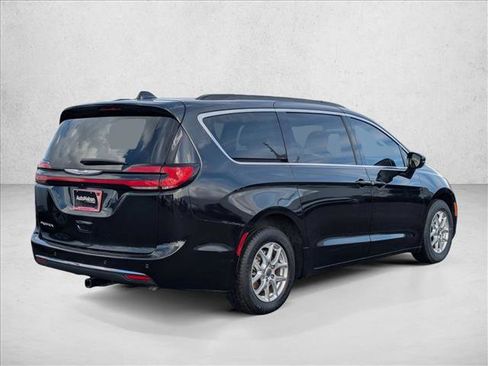 Used 2022 Chrysler Pacifica Touring-L image 5