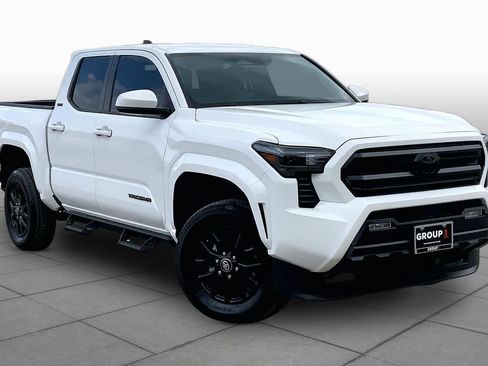 Used 2025 Toyota Tacoma SR5 image 3