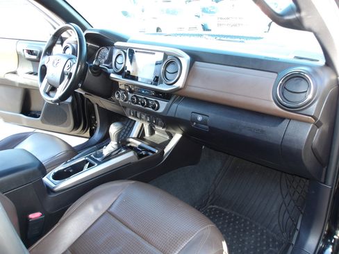 Used 2016 Toyota Tacoma Limited w/ Towing Package image 13