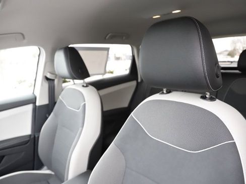 Used 2025 Volkswagen Taos SE image 15