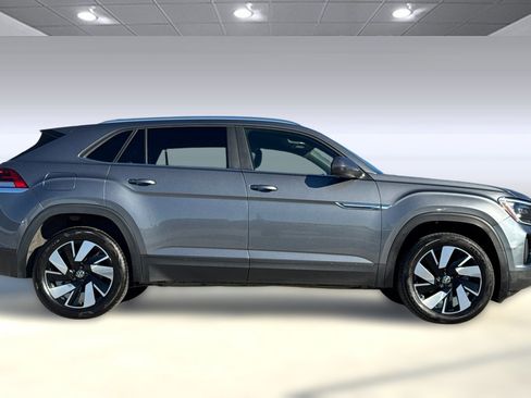 Used 2025 Volkswagen Atlas Cross Sport SE image 2