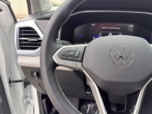 New 2026 Volkswagen Taos SE image 16