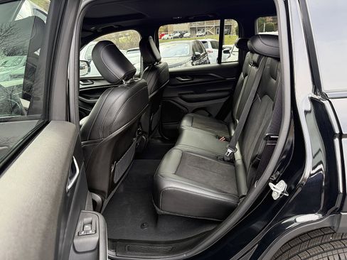 Used 2025 Jeep Grand Cherokee Altitude image 16