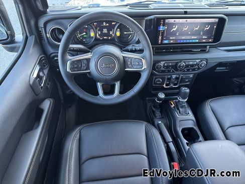 Used 2025 Jeep Wrangler Sahara image 28