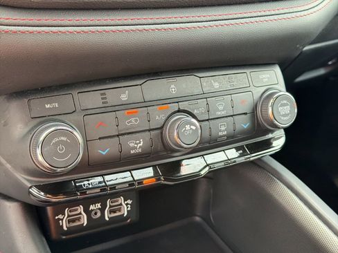 Used 2025 Dodge Durango GT AWD/4WD image 18