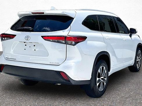 Used 2022 Toyota Highlander XLE AWD/4WD image 6
