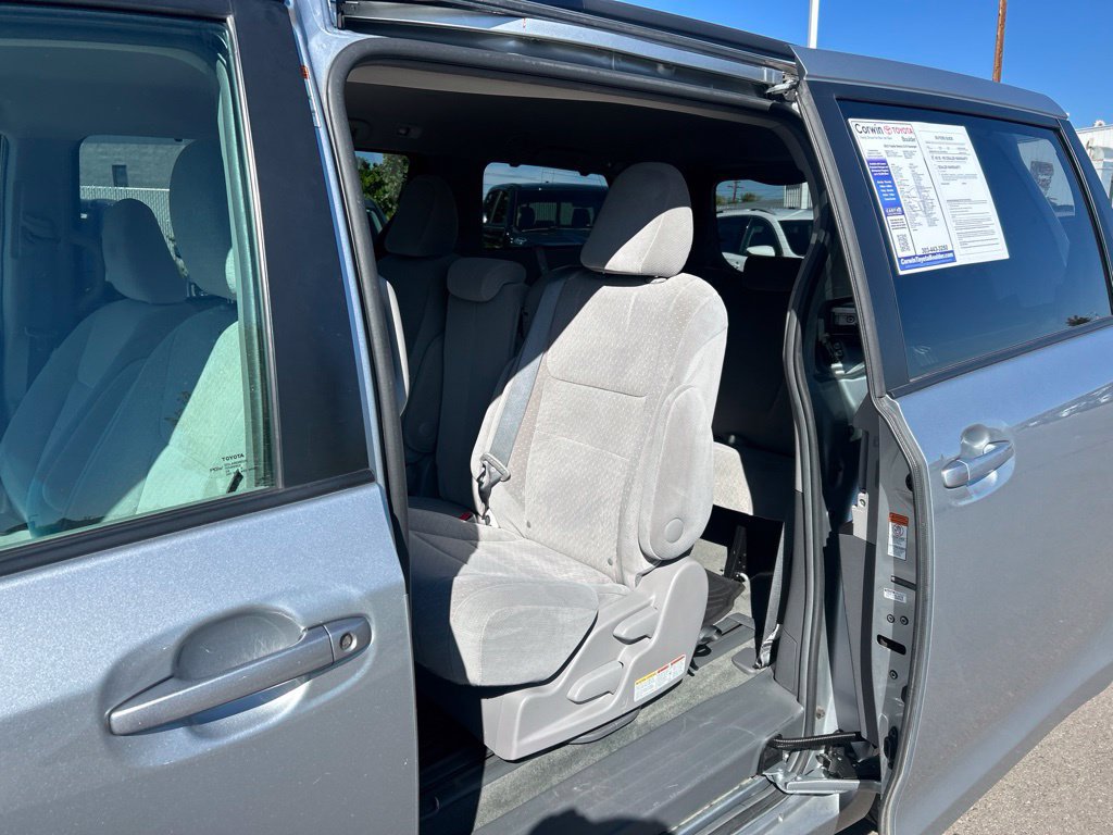 Used 2015 Toyota Sienna LE FWD image 21
