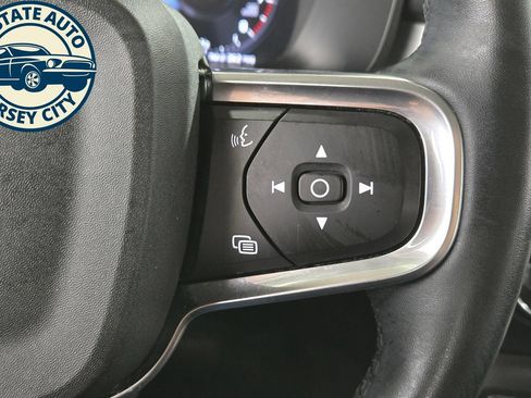 Used 2022 Volvo XC40 T5 Momentum w/ Premium Package AWD/4WD image 14