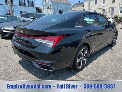 Used 2022 Hyundai Elantra SEL w/ Convenience + Premium Package FWD image 5
