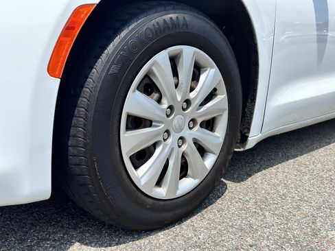 Used 2020 Chrysler Voyager L image 13