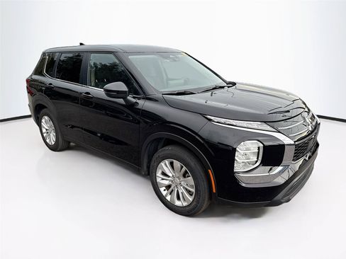 Used 2025 Mitsubishi Outlander ES FWD image 5