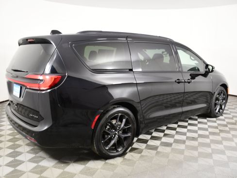 Used 2025 Chrysler Pacifica Limited image 6