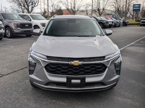 Used 2025 Chevrolet Trax LT image 3