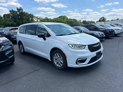 Used 2025 Chrysler Pacifica Select FWD image 2