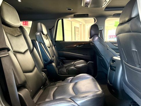 Used 2020 Cadillac Escalade Luxury w/ Escalade Sport Edition image 20