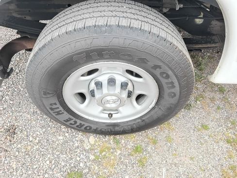 Used 2017 Chevrolet Express 2500 RWD image 29