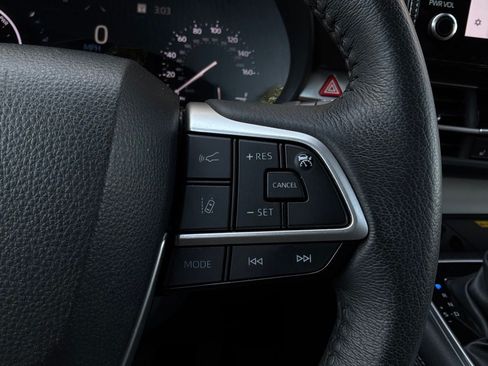 Used 2025 Toyota Sienna XLE FWD image 41