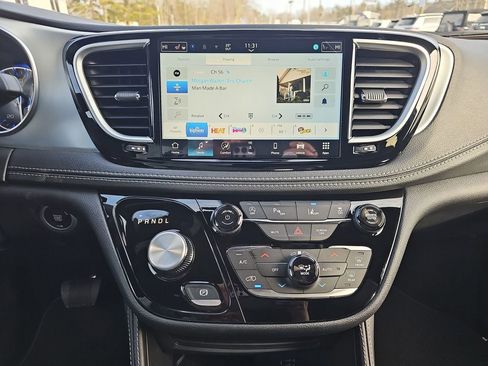 New 2026 Chrysler Pacifica Limited image 20