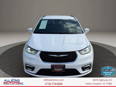 Used 2022 Chrysler Pacifica Touring FWD image 2