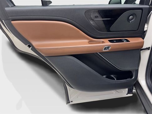 Used 2022 Lincoln Aviator Reserve w/ Equipment Group 201A image 34