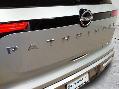 Used 2025 Nissan Pathfinder SL AWD/4WD image 12