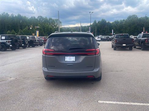 Used 2025 Chrysler Pacifica Limited FWD image 4