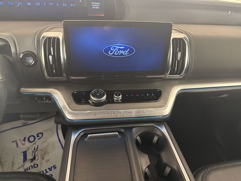 Used 2025 Ford Expedition Platinum image 10
