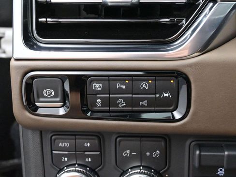 Used 2025 GMC Yukon Denali Ultimate AWD/4WD image 26