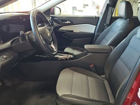 Used 2025 Chevrolet Trax LT w/ LT Convenience Package FWD image 6