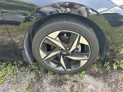 Used 2023 Hyundai Elantra Limited FWD image 3